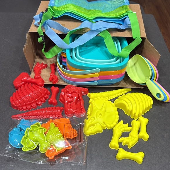 FuturePlusX Other - Beach Sand Toy Set. FUTUREPLUSX. 4 collapsible Buckets, 2 mesh bags & sand toys!